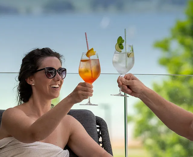 Frau beim Aperitif