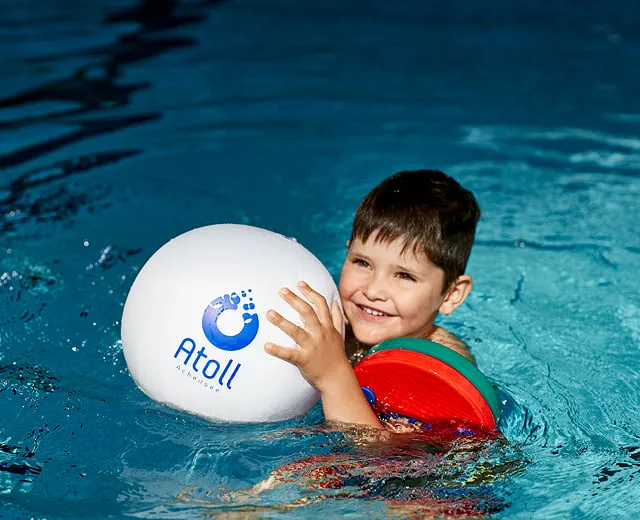 Kind beim Schwimmen