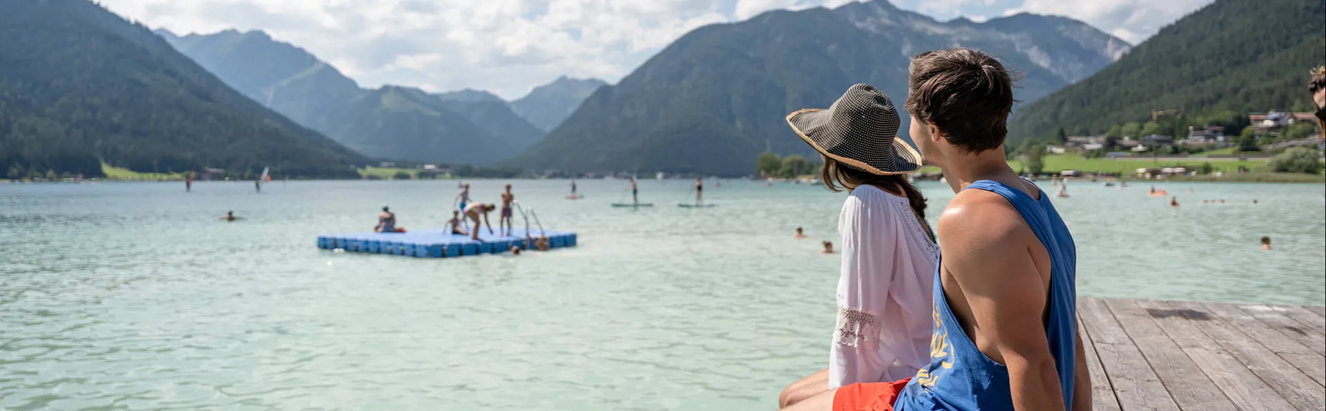 Pärchen schaut auf den Achensee